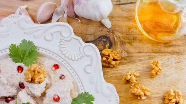 Satsivi Dengan Bebek Dan Kacang Kenari Makanan Tradisional Georgia — Stok Video