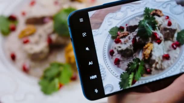 Знімаючи Фотографії Телефону Сатсіві Качкою Горіхами Традиційна Грузинська Кухня — стокове відео