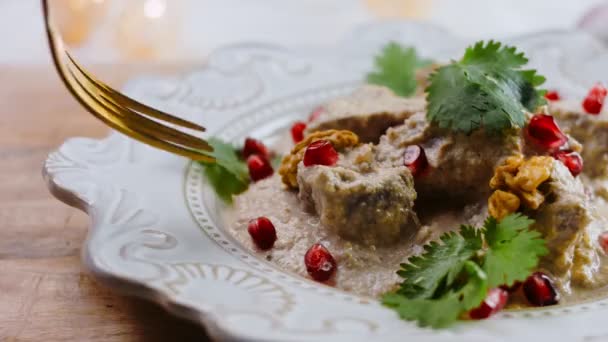 Degustación Con Tenedor Dorado Satsivi Con Pato Nueces Comida Tradicional — Vídeos de Stock