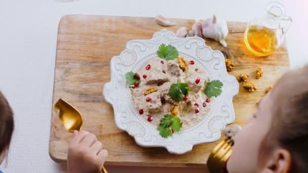Degustação Com Garfo Dourado Satsivi Com Pato Nozes Comida Tradicional — Vídeo de Stock
