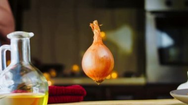 Önce, sonra ördek ve cevizli Satsivi. Geleneksel Gürcü yemekleri.