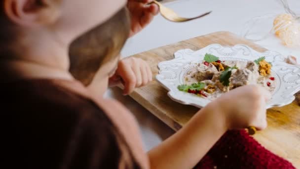Fetele Degustă Satsivi Raţă Nuci Mâncarea Tradițională Georgiană — Videoclip de stoc