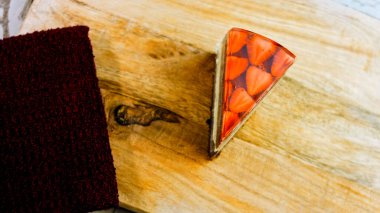 Çilek ve jöleli bir dilim pasta. Makro ve kaydırma atışı. Arka planda bir retro atmosfer var..