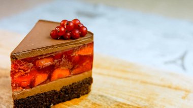 Frenk üzümlü bir dilim çilekli ve reçelli kek. Makro ve kaydırma atışı. Arka planda bir retro atmosfer var..