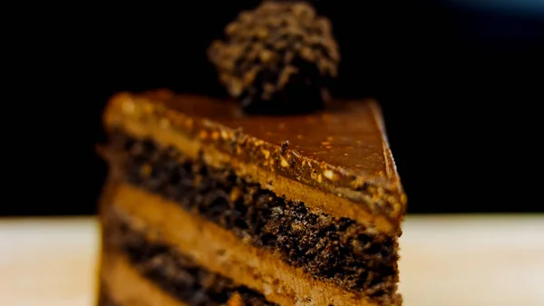 Ein Stück Ferrero Rocher Cake Mit Schokolade Makro Und Schiebereglerschießen — Stockfoto