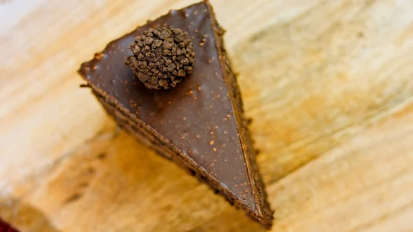 一片带有巧克力的费雷罗罗切蛋糕 宏观和滑翔机射击 背景是一种复古的气氛 — 图库照片
