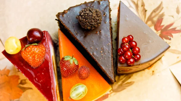 Néhány Szelet Fehér Piros Eper Cseresznye Torta Csokoládé Egy Nyitott — Stock Fotó