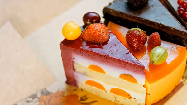 Quelques Tranches Gâteau Aux Fraises Cerises Blanches Rouges Chocolat Dans — Photo