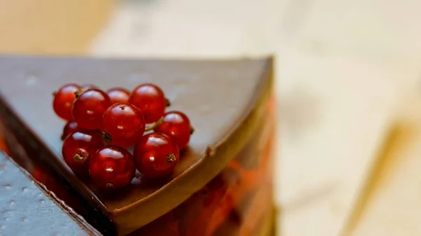 Unas Rodajas Pastel Blanco Rojo Fresa Cereza Chocolate Una Caja — Foto de Stock
