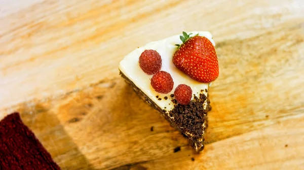 イチゴとラズベリーケーキのスライスとチョコレートで押されたスライス マクロとスライダーの撮影 背景はレトロな雰囲気です — ストック写真