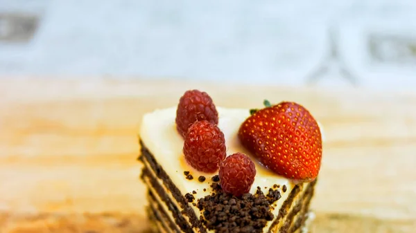 Кусок Клубничного Малинового Торта Ломтики Отжатые Шоколадом Макро Слайдер Съемки — стоковое фото