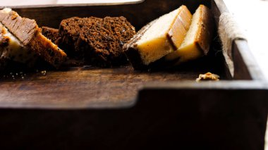 Tahta tepside değişik şekillerde pastalar..