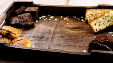 Tahta tepside değişik şekillerde pastalar..