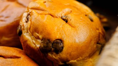 Ahşap arka planda bir sürü Briochette var..