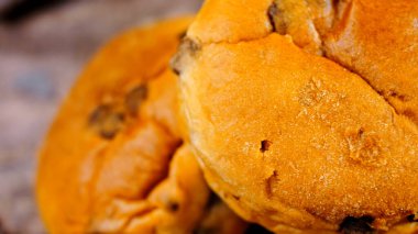 Ahşap arka planda bir sürü Briochette var..