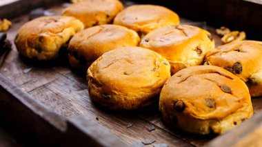 Ahşap arka planda bir sürü Briochette var..