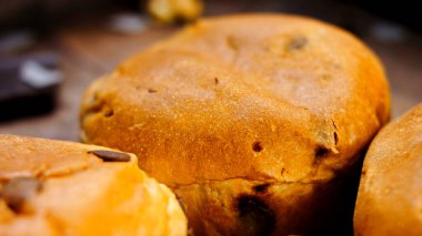 Ahşap arka planda bir sürü Briochette var..