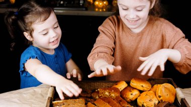 Üç kız kardeş pasta yiyor ve eğleniyor..