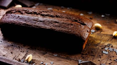 Fıstık ve çikolatayla süslenmiş ev yapımı pasta..