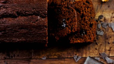 Fıstık ve çikolatayla süslenmiş ev yapımı pasta..