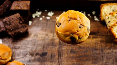 Birçok briochette havada uçar ve havada döner.,