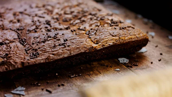 用碎巧克力装饰的布朗尼蛋糕 — 图库照片