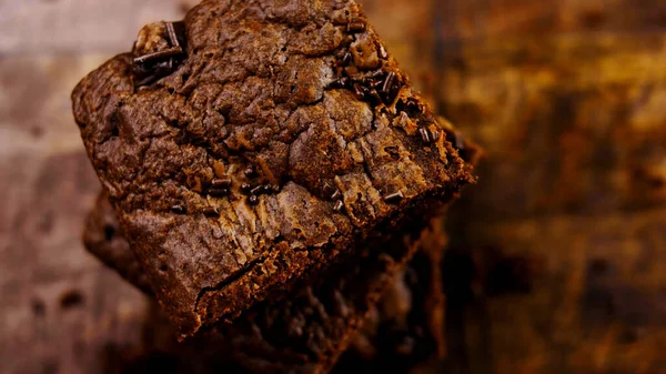 用碎巧克力装饰的布朗尼蛋糕 — 图库照片