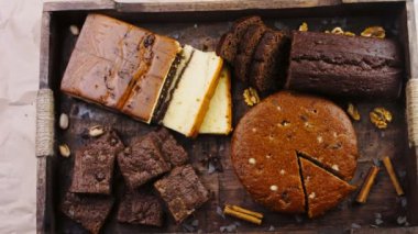 Tahta tepside değişik şekillerde pastalar..