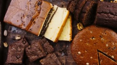 Tahta tepside değişik şekillerde pastalar..