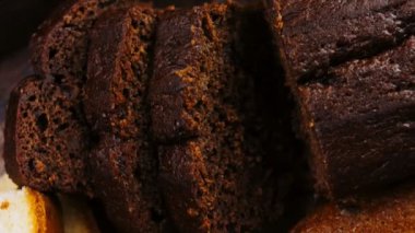 Tahta tepside değişik şekillerde pastalar..