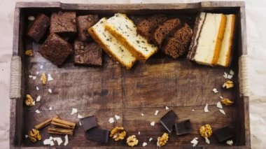 Tahta tepside değişik şekillerde pastalar..