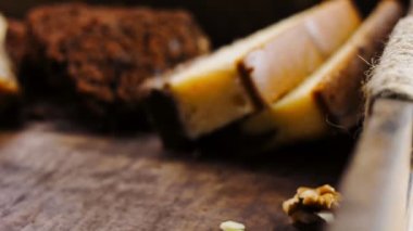 Tahta tepside değişik şekillerde pastalar..