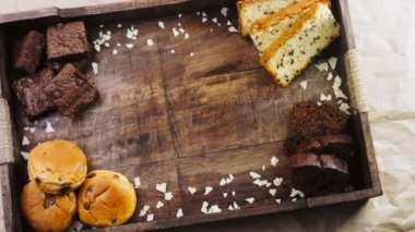 Tahta tepside değişik şekillerde pastalar..