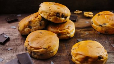 Ahşap arka planda bir sürü Briochette var..