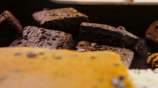Különböző Típusú Sütemények Egy Tálcán — Stock videók