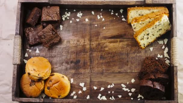 Verschiedene Arten Von Kuchen Auf Einem Holzblech Arrangiert — Stockvideo