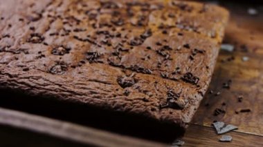 Parçalanmış çikolatayla süslenmiş kek..