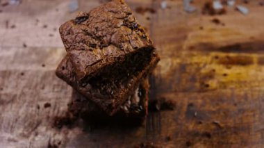 Parçalanmış çikolatayla süslenmiş kek..