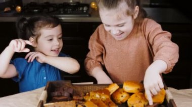 Üç kız kardeş pasta yiyor ve eğleniyor..