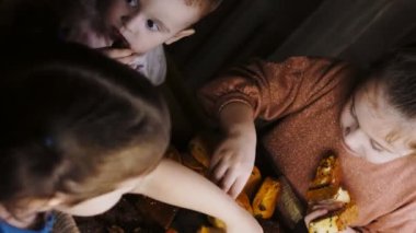 Üç kız kardeş pasta yiyor ve eğleniyor..