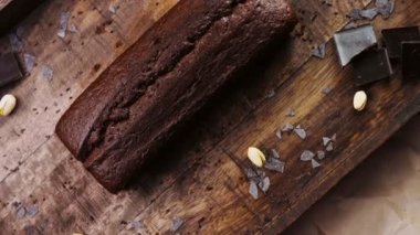 Fıstık ve çikolatayla süslenmiş ev yapımı pasta..