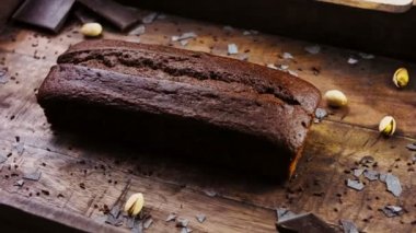 Fıstık ve çikolatayla süslenmiş ev yapımı pasta..