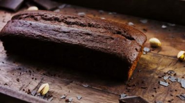 Fıstık ve çikolatayla süslenmiş ev yapımı pasta..