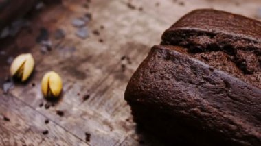 Fıstık ve çikolatayla süslenmiş ev yapımı pasta..