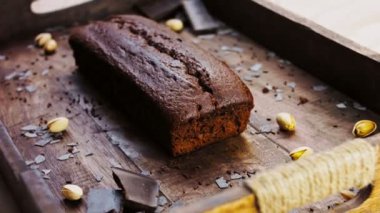 Fıstık ve çikolatayla süslenmiş ev yapımı pasta..