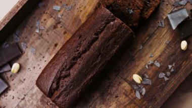 Fıstık ve çikolatayla süslenmiş ev yapımı pasta..