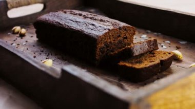 Fıstık ve çikolatayla süslenmiş ev yapımı pasta..