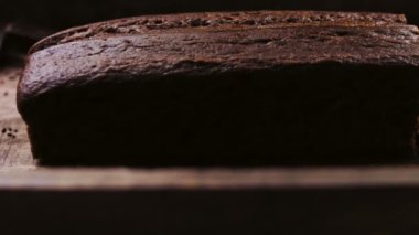 Fıstık ve çikolatayla süslenmiş ev yapımı pasta..