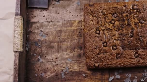 Пирожные Украшены Крошечным Шоколадом — стоковое видео