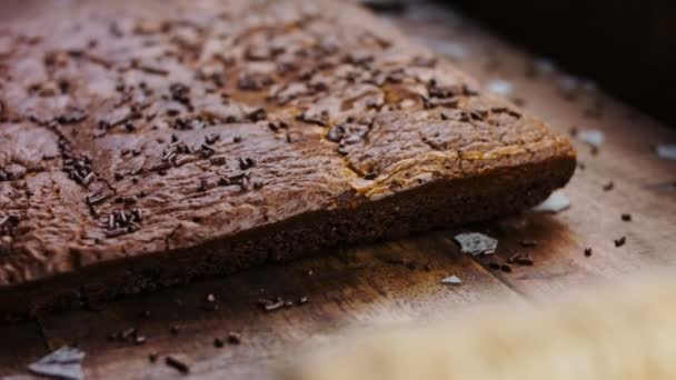 Брауні Торт Прикрашений Роздрібненим Шоколадом — стокове відео
